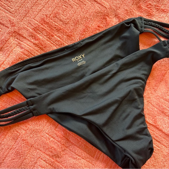 black Roxy scrunch butt bikini bottom - Picture 3 of 8